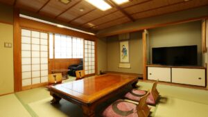 配有矮桌和坐垫椅的榻榻米客房