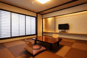 带矮桌和坐垫椅的榻榻米房间