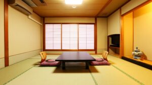 带矮桌和坐垫的榻榻米房间