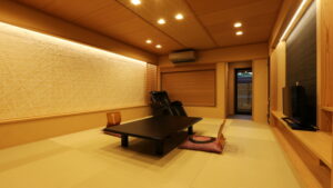 带矮桌和坐垫的榻榻米房间