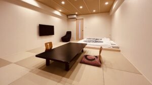 带矮桌和铺高被褥的榻榻米房间