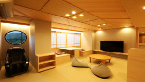 配有矮桌、坐垫和按摩椅的榻榻米客房