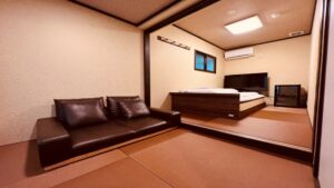 带沙发和两张床的榻榻米客房