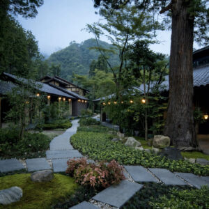 日式旅馆建筑和树木之间的花园小径