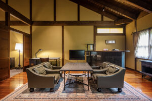 客房内配有扶手椅和桌子的休息区