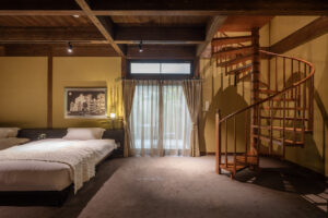 带螺旋楼梯的客房内双床