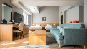 소파, 테이블, 책상, 트윈 베드가 있는 객실