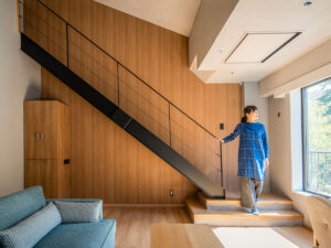 소파, 계단, 큰 창이 있는 거실 공간