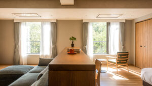 소파, 테이블, 의자, 창문이 있는 객실 휴식 공간