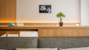 객실의 소파와 나무 테이블