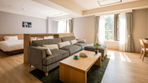 객실 내 침대와 창문이 있는 소파 휴식 공간