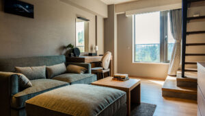 객실 내 책상과 창문이 있는 소파 휴식 공간