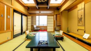 窗边设有矮桌和椅子的榻榻米客房