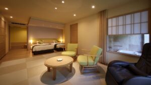 Habitación con sillas, mesa y camas