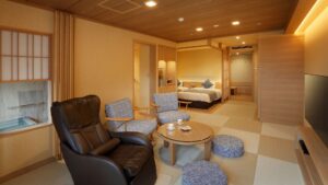 Habitación de tatami con sillas, mesa y zona de cama