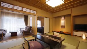 Habitación de tatami con mesa baja y sillas