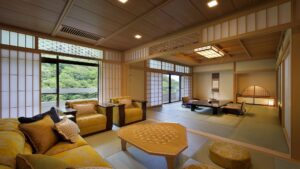 Habitación de tatami con sofás, mesa baja y sillas