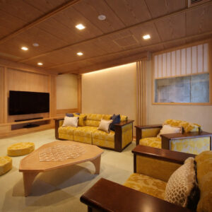 Sala de estar con tatami, sillones y mesa baja