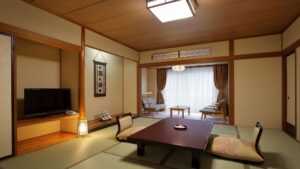 Habitación de tatami con mesa baja y sillas de suelo