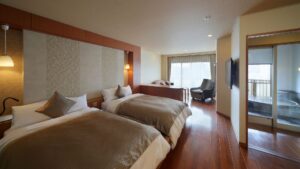 Camas individuales en una habitación con baño en el balcón