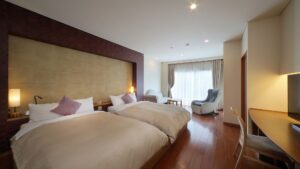 Habitación con dos camas individuales y sillas