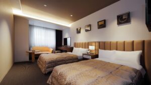 Dos camas individuales en una habitación moderna