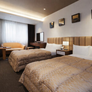 Camas individuales en una habitación moderna de ryokan