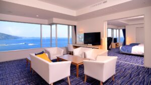 Coin salon avec fauteuils près des fenêtres et chambre