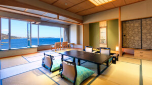 Chambre en tatami avec table basse et chaises de sol