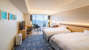 Lits jumeaux dans une chambre avec fenêtre face à l’océan