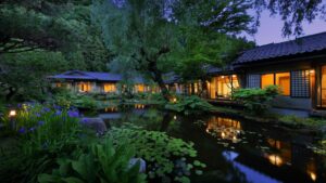 Bassin de jardin à l’extérieur des bâtiments du ryokan au crépuscule