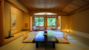 Spacieuse chambre en tatami avec table basse et coin salon