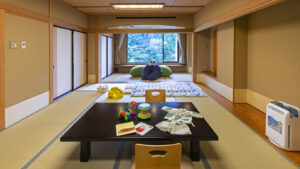 Chambre en tatami avec table basse et coussins de sol