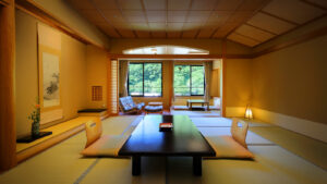 Chambre en tatami avec table basse et places assises au sol