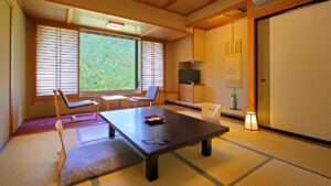 Chambre en tatami avec table basse et chaises près de la fenêtre