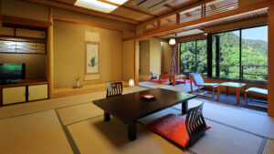 Chambre en tatami avec table basse et sièges près de la fenêtre