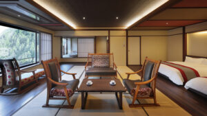 Chambre en tatami avec table basse, chaises et lit