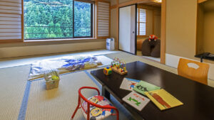 Chambre en tatami avec table basse, jouets et vue par la fenêtre
