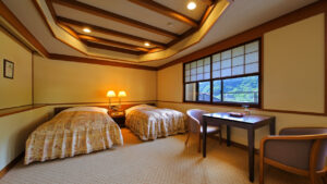 Lits jumeaux dans une chambre de style tatami