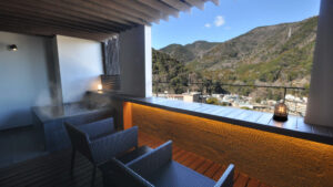 山を望む専用風呂のそばのバルコニーチェア