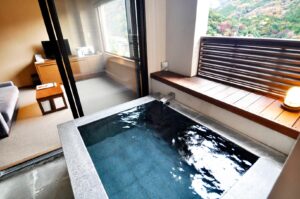 山を望む窓辺の客室内専用風呂