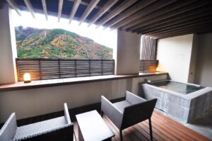 山を望むバルコニーの専用露天風呂