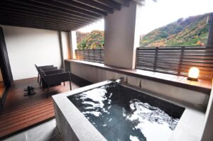 山の景色と椅子付きの専用露天風呂