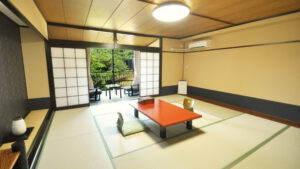 ローテーブルとテラスチェアのある畳の客室