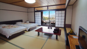 ベッド2台と低いテーブルのある畳の客室