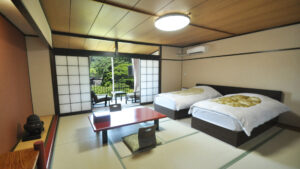 ベッド2台とローテーブルのある畳の客室