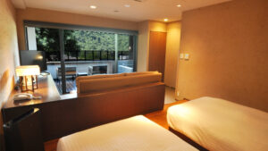 ソファとバルコニー風呂付き客室のツインベッド