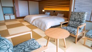 Camera tatami con sedie, tavolo e due letti