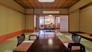 Camera in tatami con tavolo basso e sedie