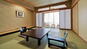 Camera in tatami con tavolo basso e sedie da pavimento